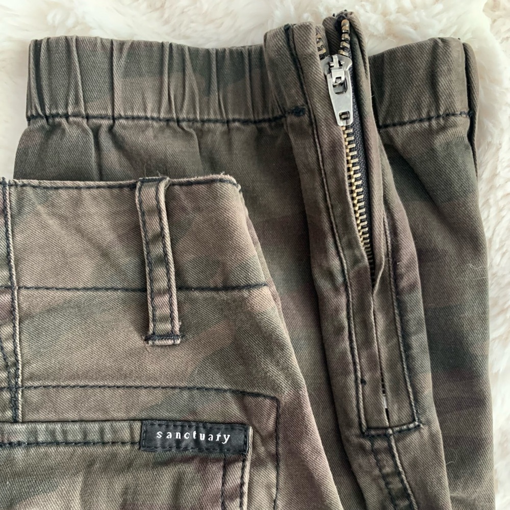 SANCTUARY Peace Trooper Camo jogger pants with side zipper at the hem. Size 25